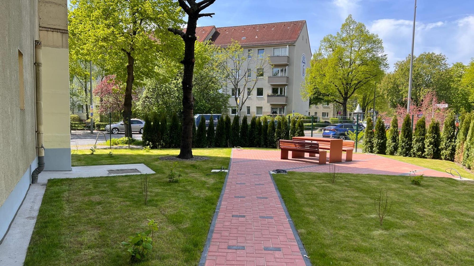 Gepflegter Garten mit angelegten Wegen und Rasenflächen